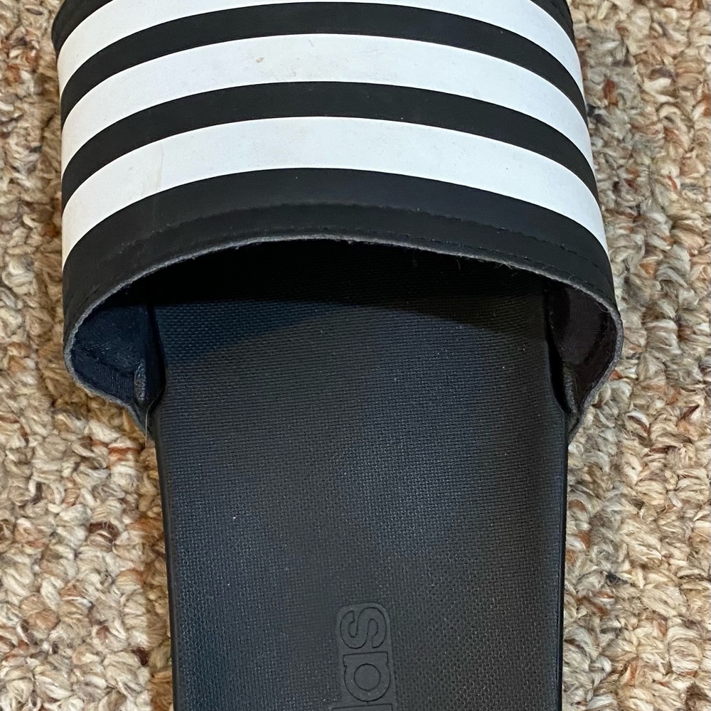EUC Women’a Adilette Sandal Size 9 - Picture 2 of 4